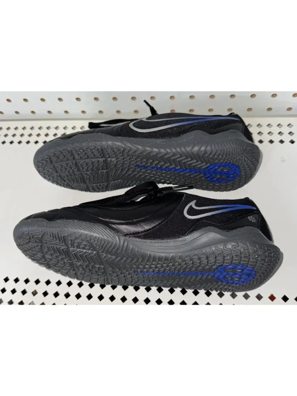 Nike Tiempo Legend 10 Club IC Boys Youth Indoor Soccer Turf Shoes Size 5.5Y